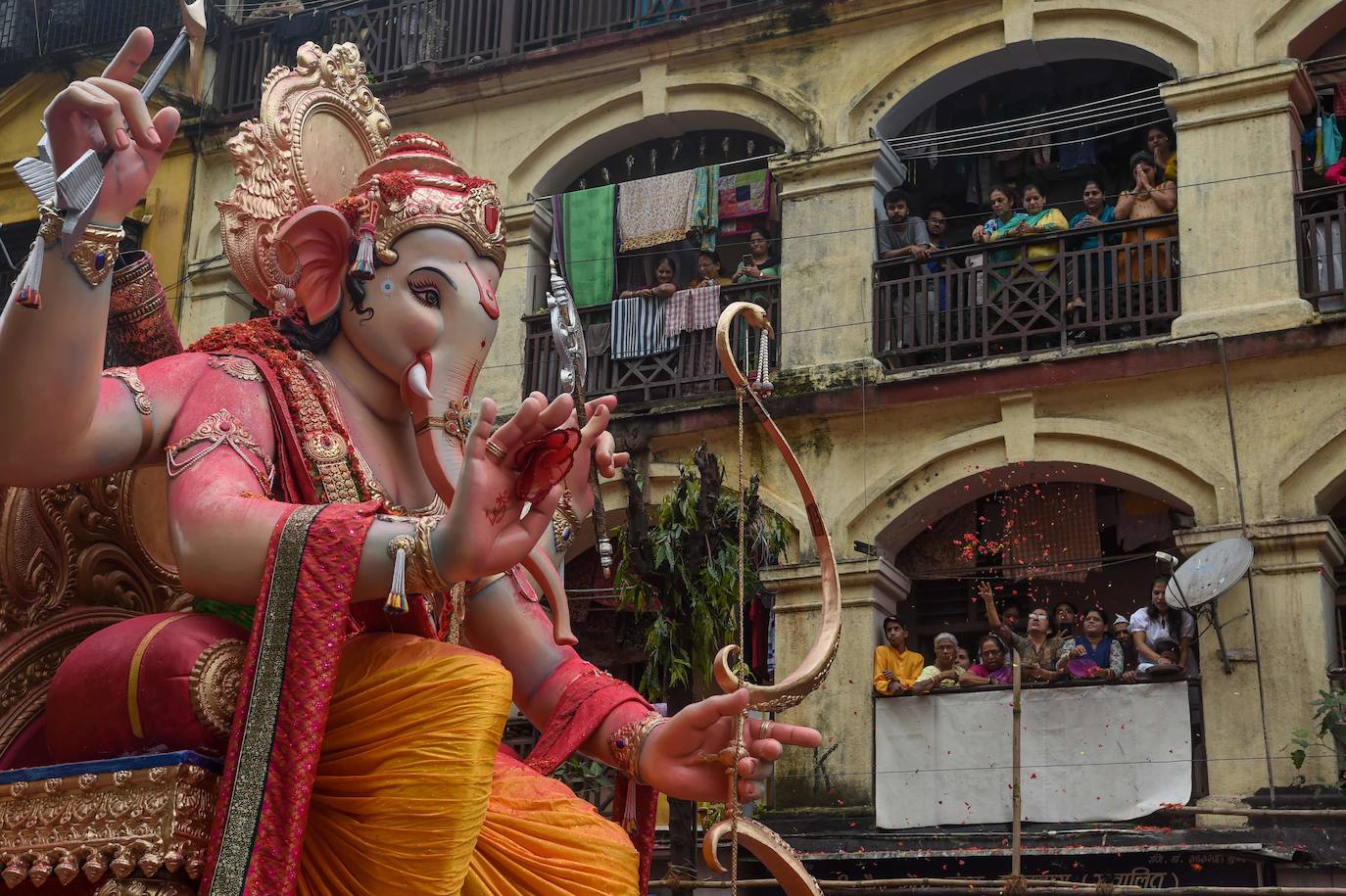 Indios devotos emergen en el mar Arábigo al dios con cabeza de elefante Ganesha durante la celebración del festival Ganesh Chaturthi, en Bombay (India). Esta celebración tiene lugar el cuarto día de la primera quincena del mes hindú Bhaadrapa, una jornada que coincide con el aniversario del nacimiento de Ganesha, hijo de Shiva y Parvati.