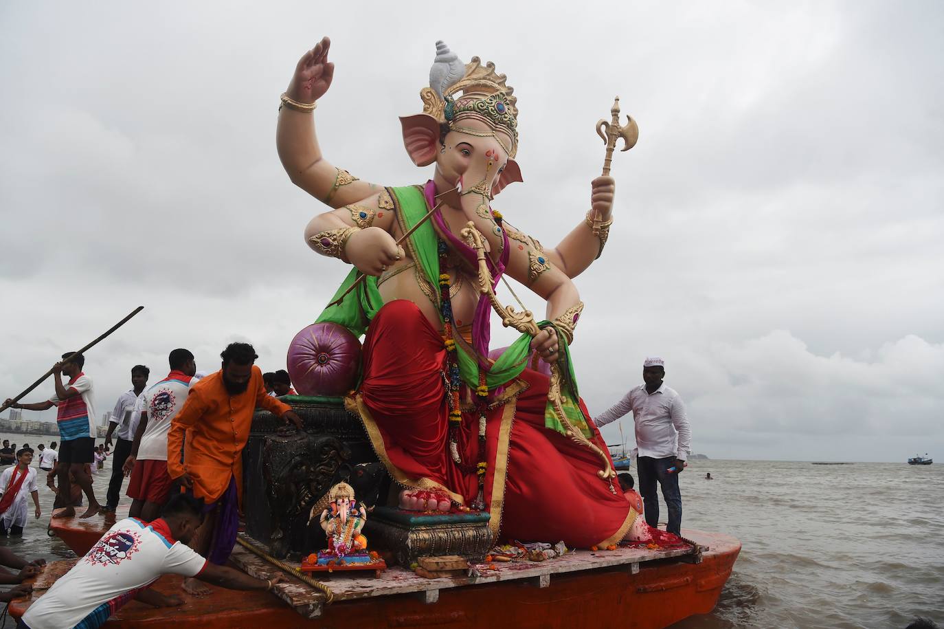 Indios devotos emergen en el mar Arábigo al dios con cabeza de elefante Ganesha durante la celebración del festival Ganesh Chaturthi, en Bombay (India). Esta celebración tiene lugar el cuarto día de la primera quincena del mes hindú Bhaadrapa, una jornada que coincide con el aniversario del nacimiento de Ganesha, hijo de Shiva y Parvati.