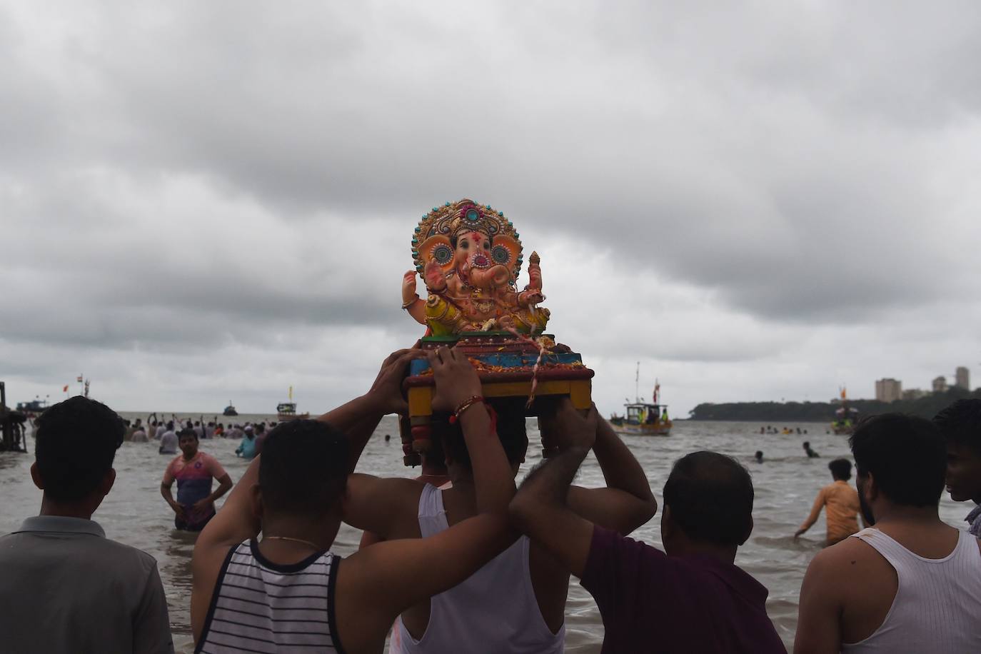 Indios devotos emergen en el mar Arábigo al dios con cabeza de elefante Ganesha durante la celebración del festival Ganesh Chaturthi, en Bombay (India). Esta celebración tiene lugar el cuarto día de la primera quincena del mes hindú Bhaadrapa, una jornada que coincide con el aniversario del nacimiento de Ganesha, hijo de Shiva y Parvati.