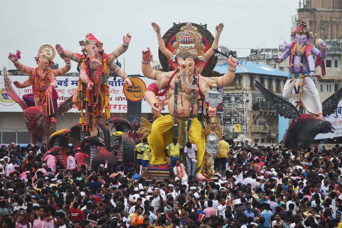 Indios devotos emergen en el mar Arábigo al dios con cabeza de elefante Ganesha durante la celebración del festival Ganesh Chaturthi, en Bombay (India). Esta celebración tiene lugar el cuarto día de la primera quincena del mes hindú Bhaadrapa, una jornada que coincide con el aniversario del nacimiento de Ganesha, hijo de Shiva y Parvati.