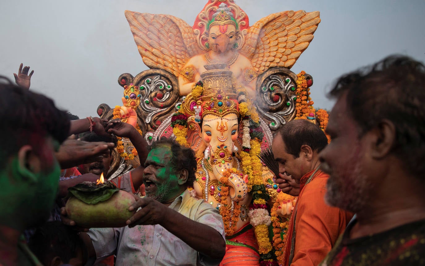 Indios devotos emergen en el mar Arábigo al dios con cabeza de elefante Ganesha durante la celebración del festival Ganesh Chaturthi, en Bombay (India). Esta celebración tiene lugar el cuarto día de la primera quincena del mes hindú Bhaadrapa, una jornada que coincide con el aniversario del nacimiento de Ganesha, hijo de Shiva y Parvati.