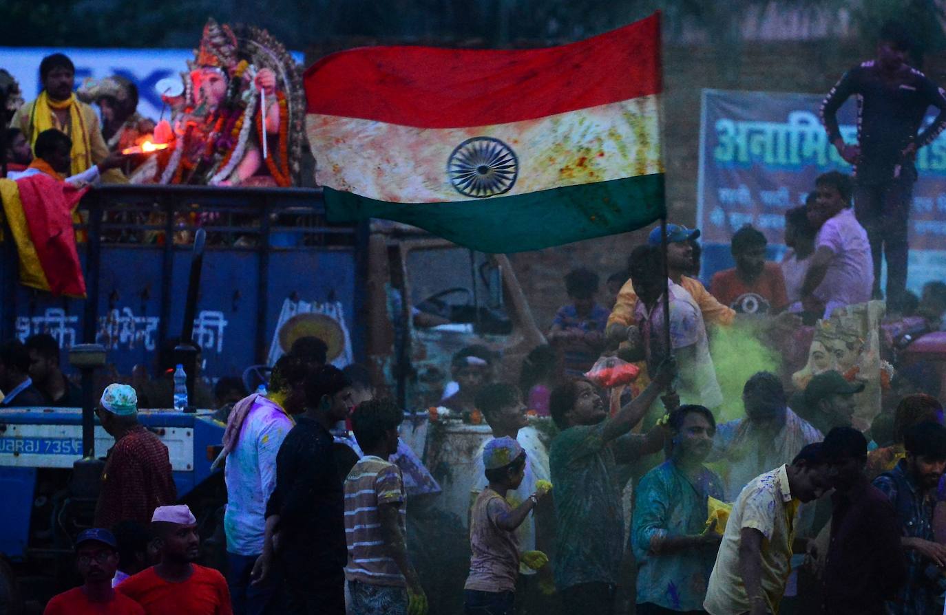 Indios devotos emergen en el mar Arábigo al dios con cabeza de elefante Ganesha durante la celebración del festival Ganesh Chaturthi, en Bombay (India). Esta celebración tiene lugar el cuarto día de la primera quincena del mes hindú Bhaadrapa, una jornada que coincide con el aniversario del nacimiento de Ganesha, hijo de Shiva y Parvati.