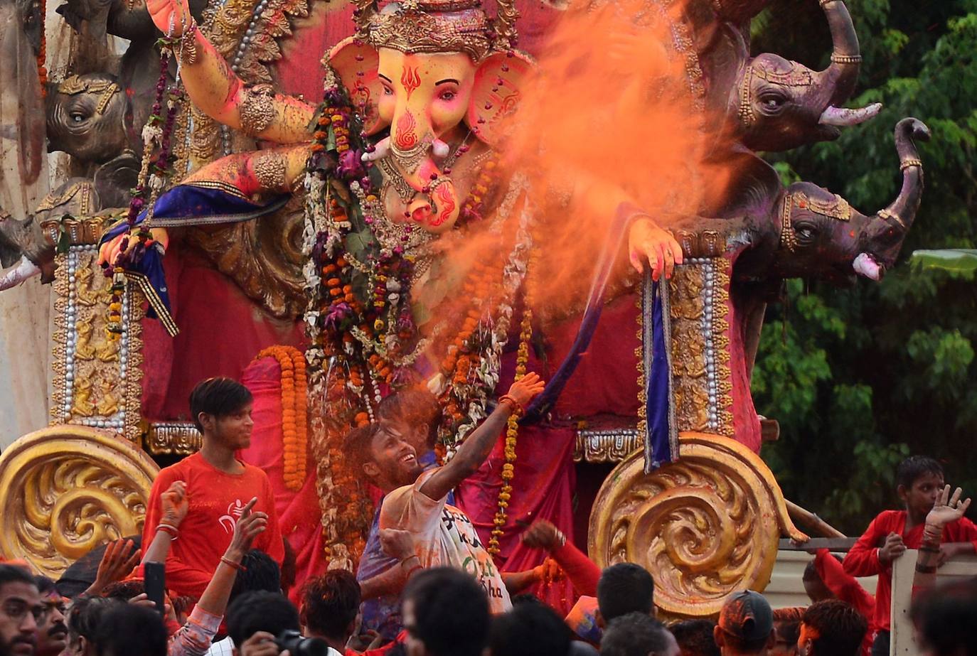 Indios devotos emergen en el mar Arábigo al dios con cabeza de elefante Ganesha durante la celebración del festival Ganesh Chaturthi, en Bombay (India). Esta celebración tiene lugar el cuarto día de la primera quincena del mes hindú Bhaadrapa, una jornada que coincide con el aniversario del nacimiento de Ganesha, hijo de Shiva y Parvati.