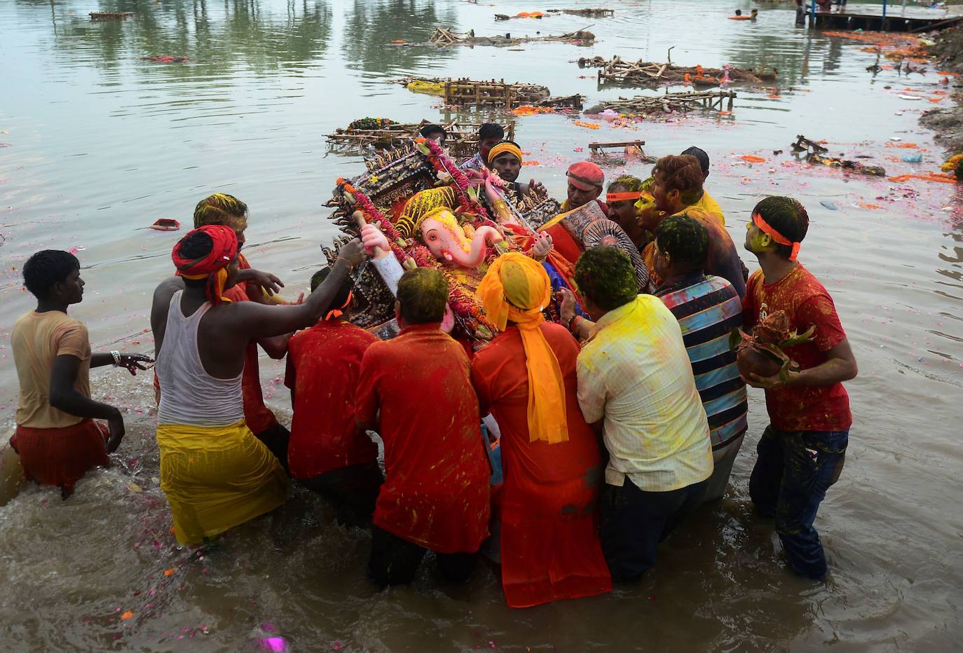 Indios devotos emergen en el mar Arábigo al dios con cabeza de elefante Ganesha durante la celebración del festival Ganesh Chaturthi, en Bombay (India). Esta celebración tiene lugar el cuarto día de la primera quincena del mes hindú Bhaadrapa, una jornada que coincide con el aniversario del nacimiento de Ganesha, hijo de Shiva y Parvati.