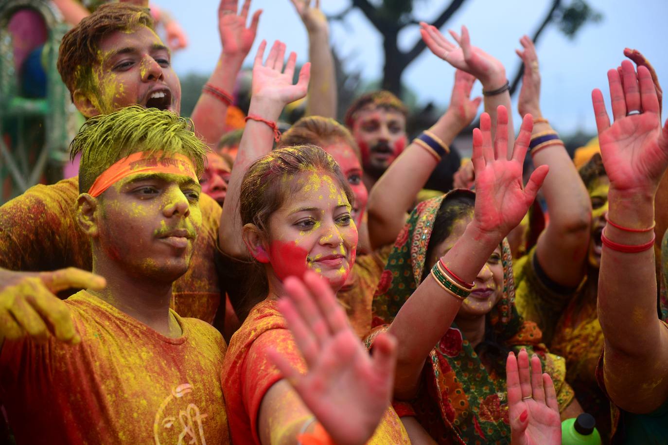 Indios devotos emergen en el mar Arábigo al dios con cabeza de elefante Ganesha durante la celebración del festival Ganesh Chaturthi, en Bombay (India). Esta celebración tiene lugar el cuarto día de la primera quincena del mes hindú Bhaadrapa, una jornada que coincide con el aniversario del nacimiento de Ganesha, hijo de Shiva y Parvati.