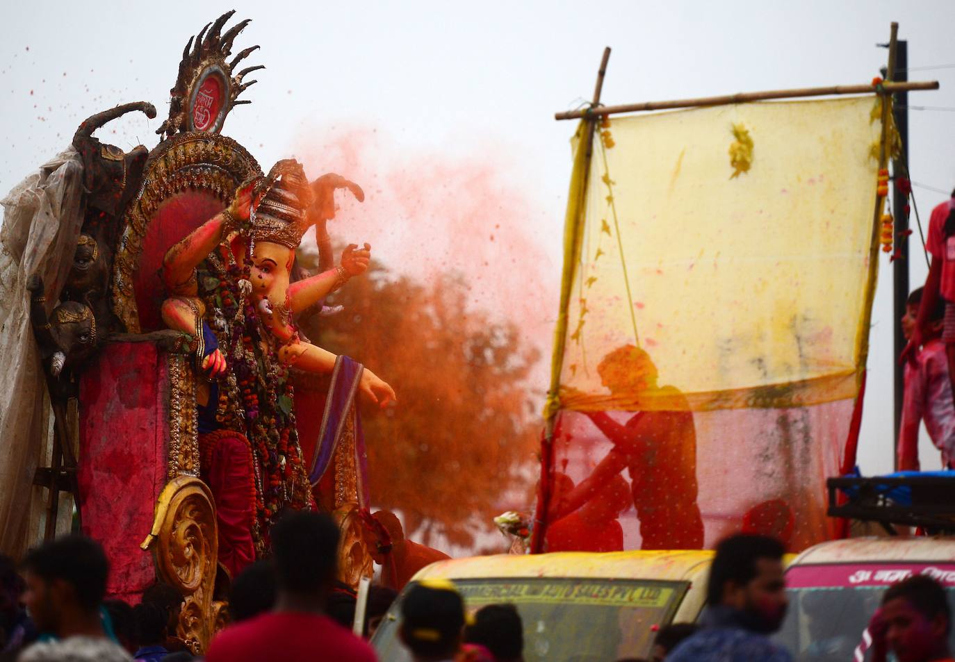 Indios devotos emergen en el mar Arábigo al dios con cabeza de elefante Ganesha durante la celebración del festival Ganesh Chaturthi, en Bombay (India). Esta celebración tiene lugar el cuarto día de la primera quincena del mes hindú Bhaadrapa, una jornada que coincide con el aniversario del nacimiento de Ganesha, hijo de Shiva y Parvati.