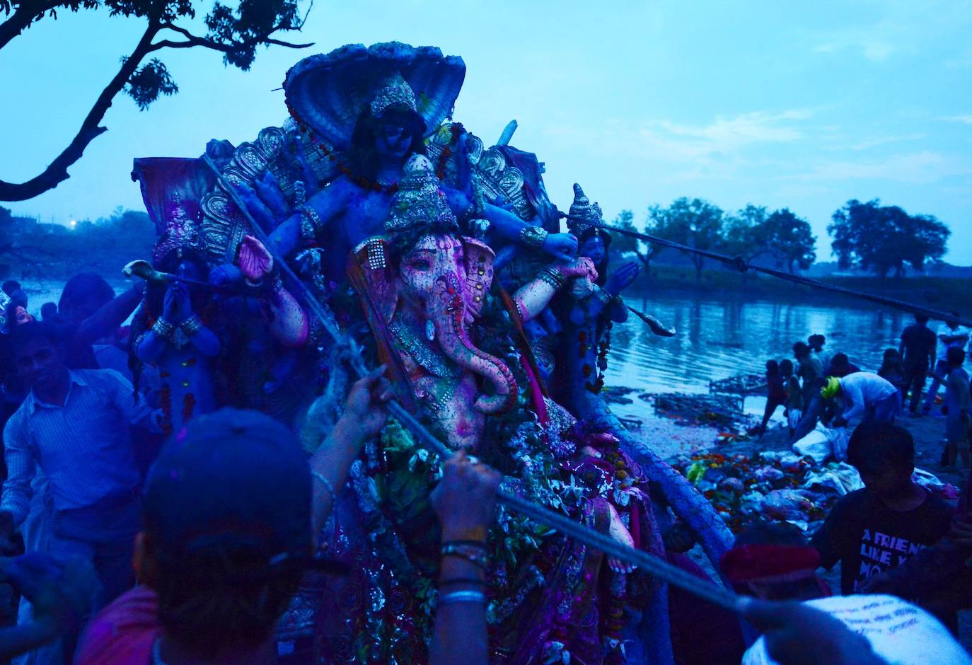 Indios devotos emergen en el mar Arábigo al dios con cabeza de elefante Ganesha durante la celebración del festival Ganesh Chaturthi, en Bombay (India). Esta celebración tiene lugar el cuarto día de la primera quincena del mes hindú Bhaadrapa, una jornada que coincide con el aniversario del nacimiento de Ganesha, hijo de Shiva y Parvati.