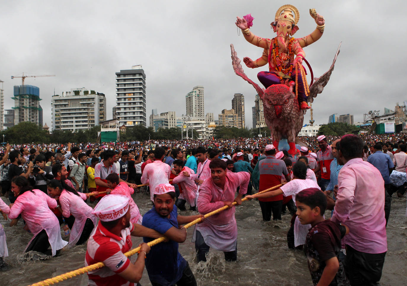 Indios devotos emergen en el mar Arábigo al dios con cabeza de elefante Ganesha durante la celebración del festival Ganesh Chaturthi, en Bombay (India). Esta celebración tiene lugar el cuarto día de la primera quincena del mes hindú Bhaadrapa, una jornada que coincide con el aniversario del nacimiento de Ganesha, hijo de Shiva y Parvati.