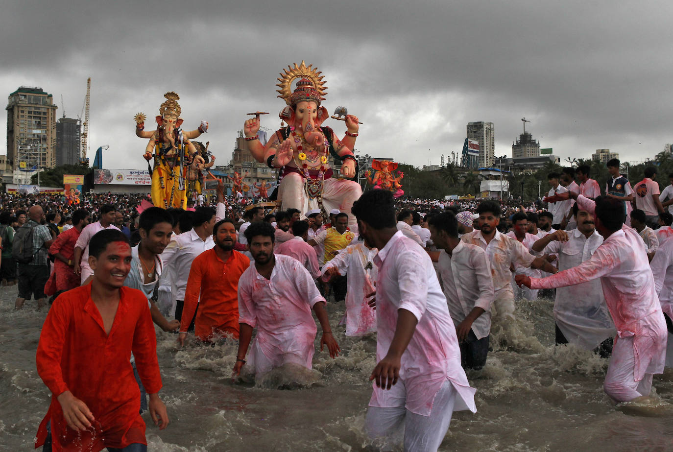 Indios devotos emergen en el mar Arábigo al dios con cabeza de elefante Ganesha durante la celebración del festival Ganesh Chaturthi, en Bombay (India). Esta celebración tiene lugar el cuarto día de la primera quincena del mes hindú Bhaadrapa, una jornada que coincide con el aniversario del nacimiento de Ganesha, hijo de Shiva y Parvati.