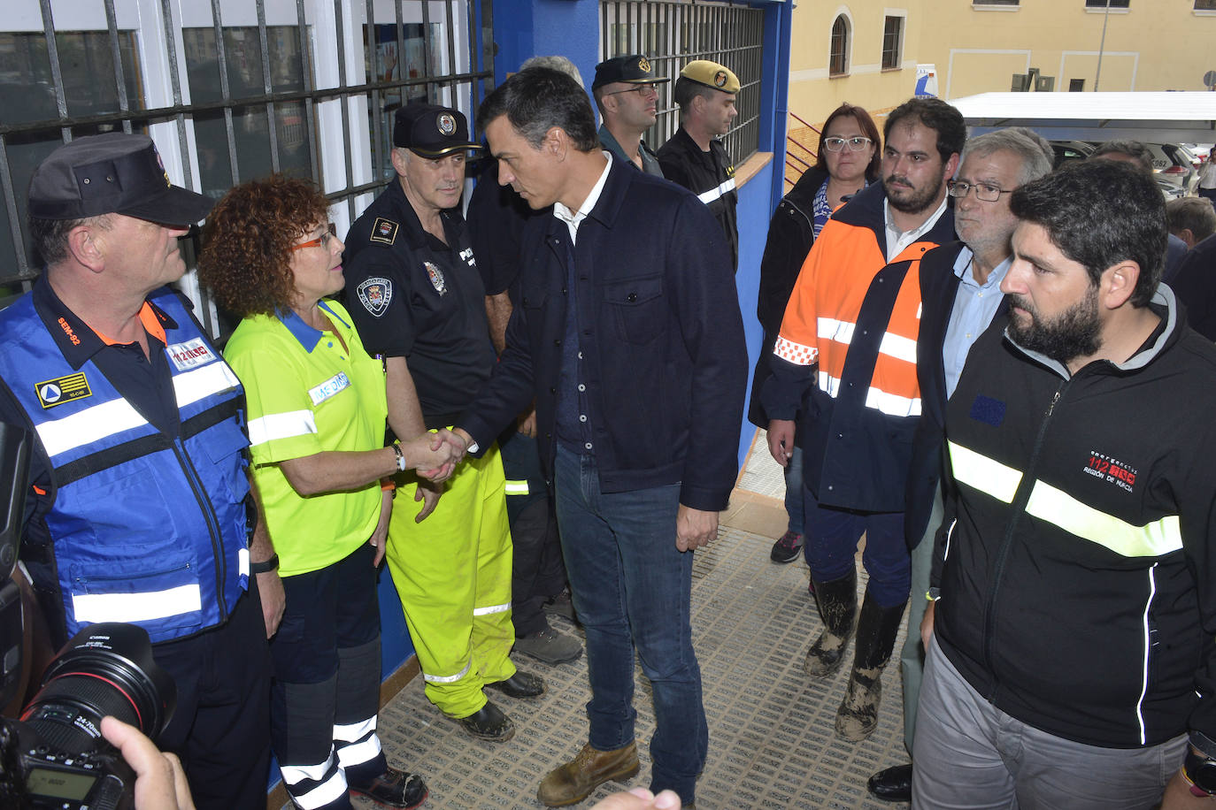 El presidente del Gobierno visita Los Alcázares para interesarse por los daños que el intenso temporal ha causado en la Región de Murcia en los últimos días