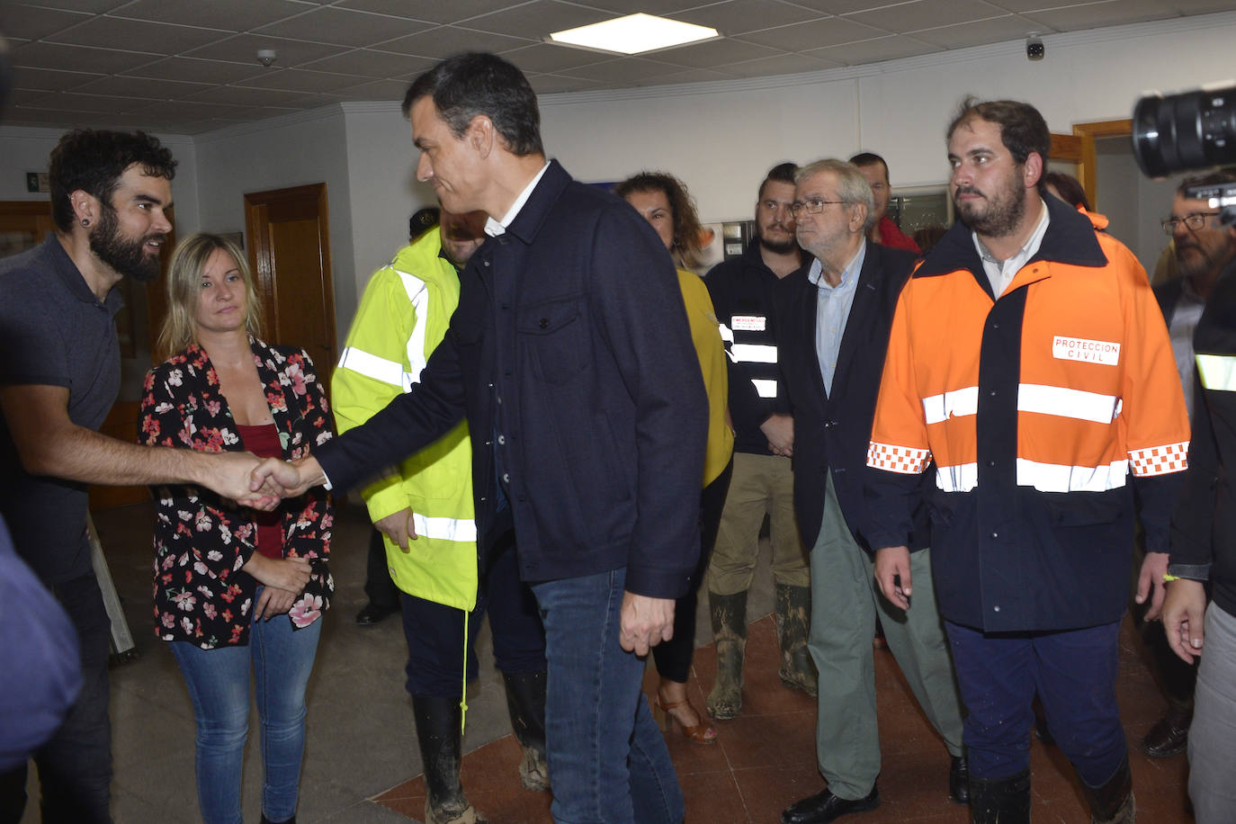 El presidente del Gobierno visita Los Alcázares para interesarse por los daños que el intenso temporal ha causado en la Región de Murcia en los últimos días