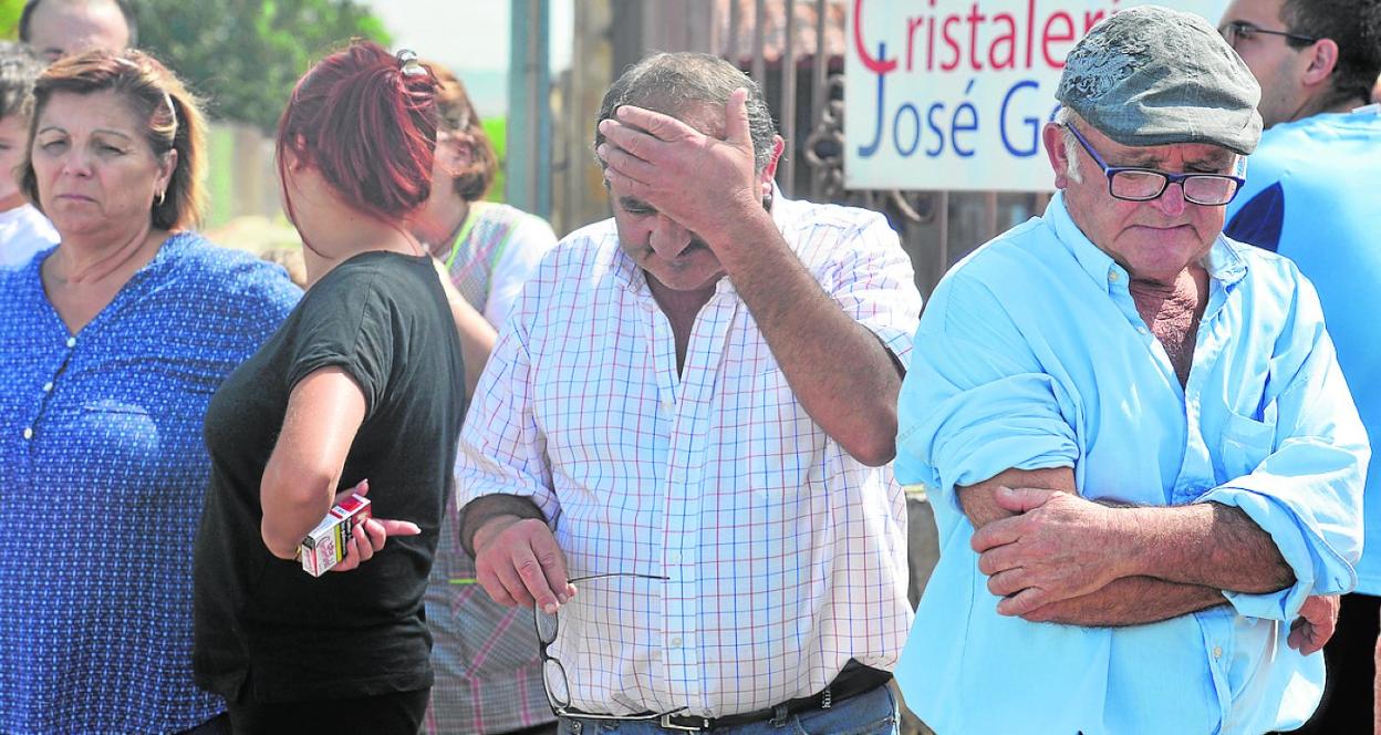 Caras de preocupación entre los desalojados de El Raal. 