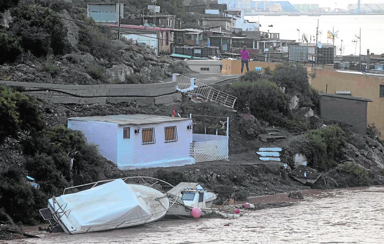 Casas y barcos de los vecinos de La Algameca Chica, tras la llegada del caudal. 