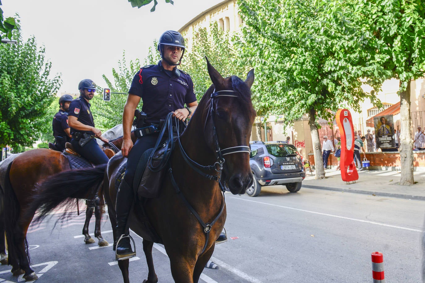 Seis ejemplares de la Unidad Especial de Caballería de la Policía Nacional causan impresión en la puerta de la Plaza de Toros en la primera corrida de la feria.