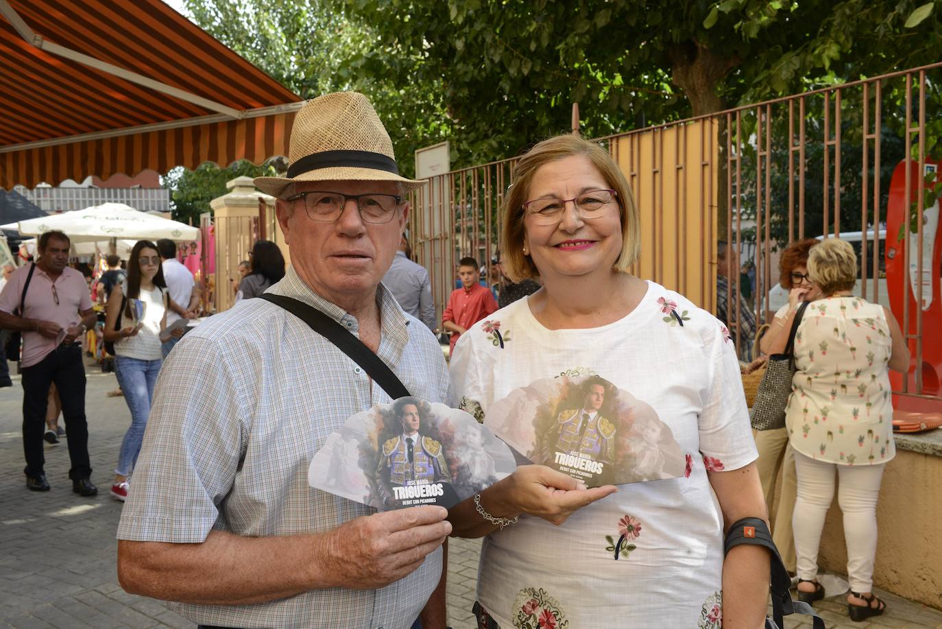 Seis ejemplares de la Unidad Especial de Caballería de la Policía Nacional causan impresión en la puerta de la Plaza de Toros en la primera corrida de la feria.