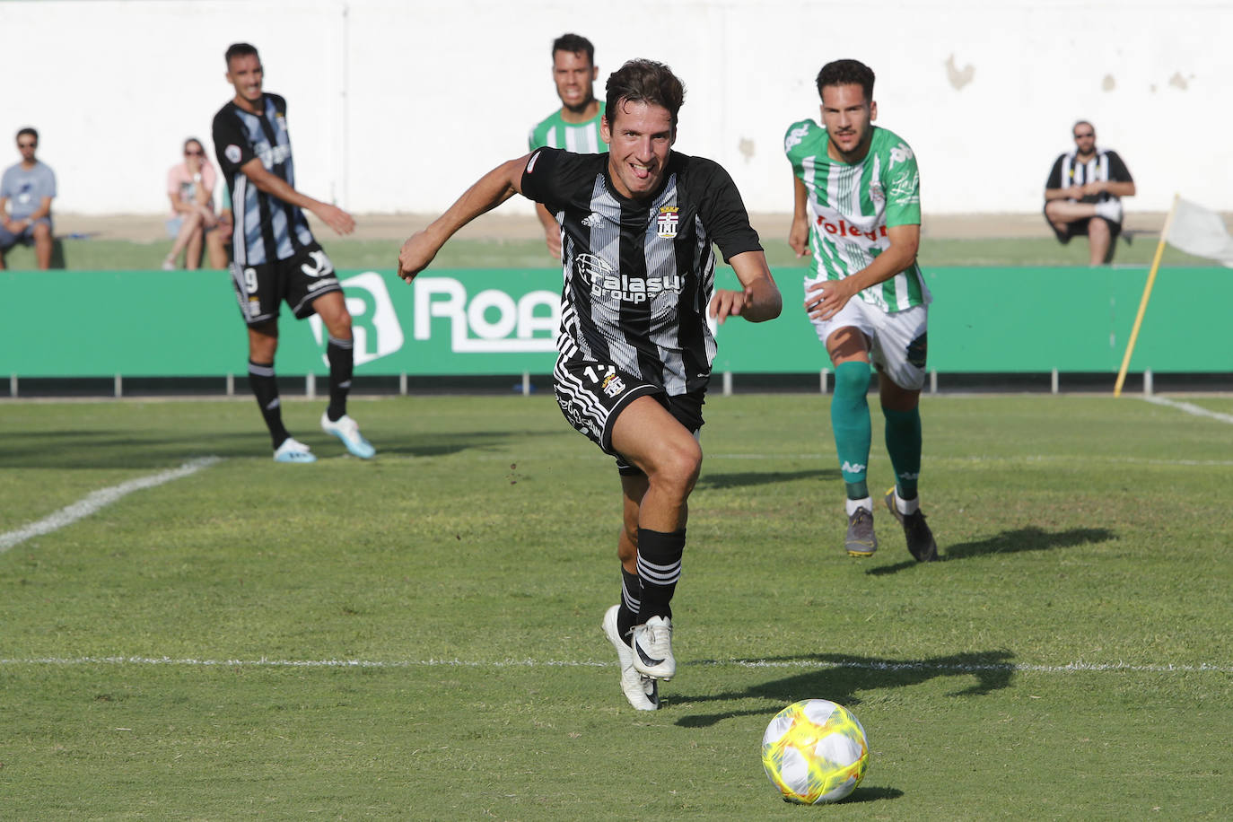 Un golazo de Manu Viana da la victoria a los de Munúa en Sanlúcar de Barrameda