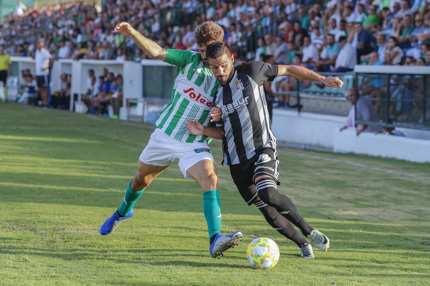 Un golazo de Manu Viana da la victoria a los de Munúa en Sanlúcar de Barrameda