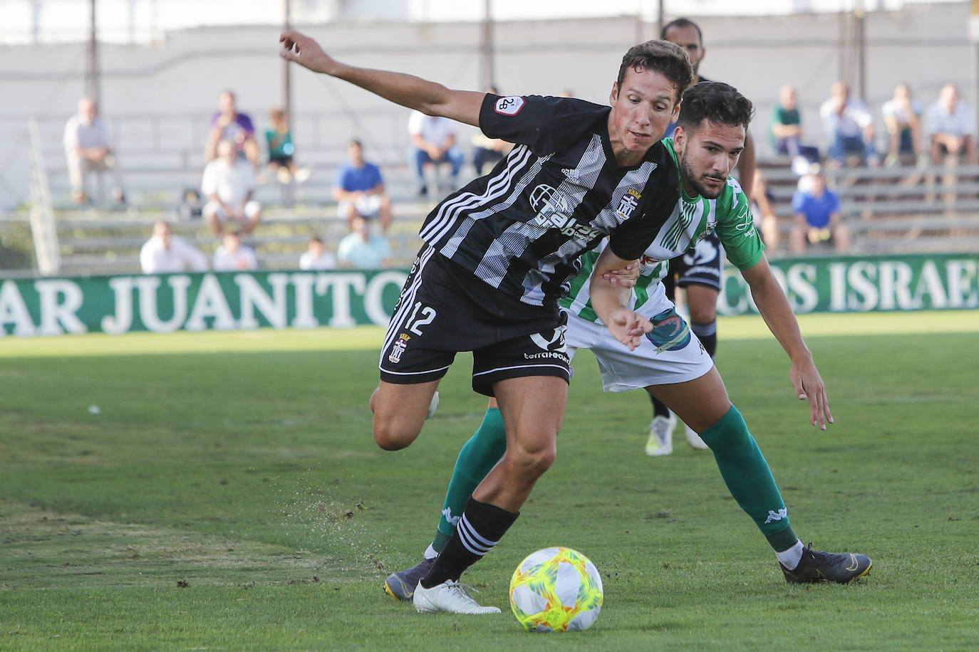 Un golazo de Manu Viana da la victoria a los de Munúa en Sanlúcar de Barrameda