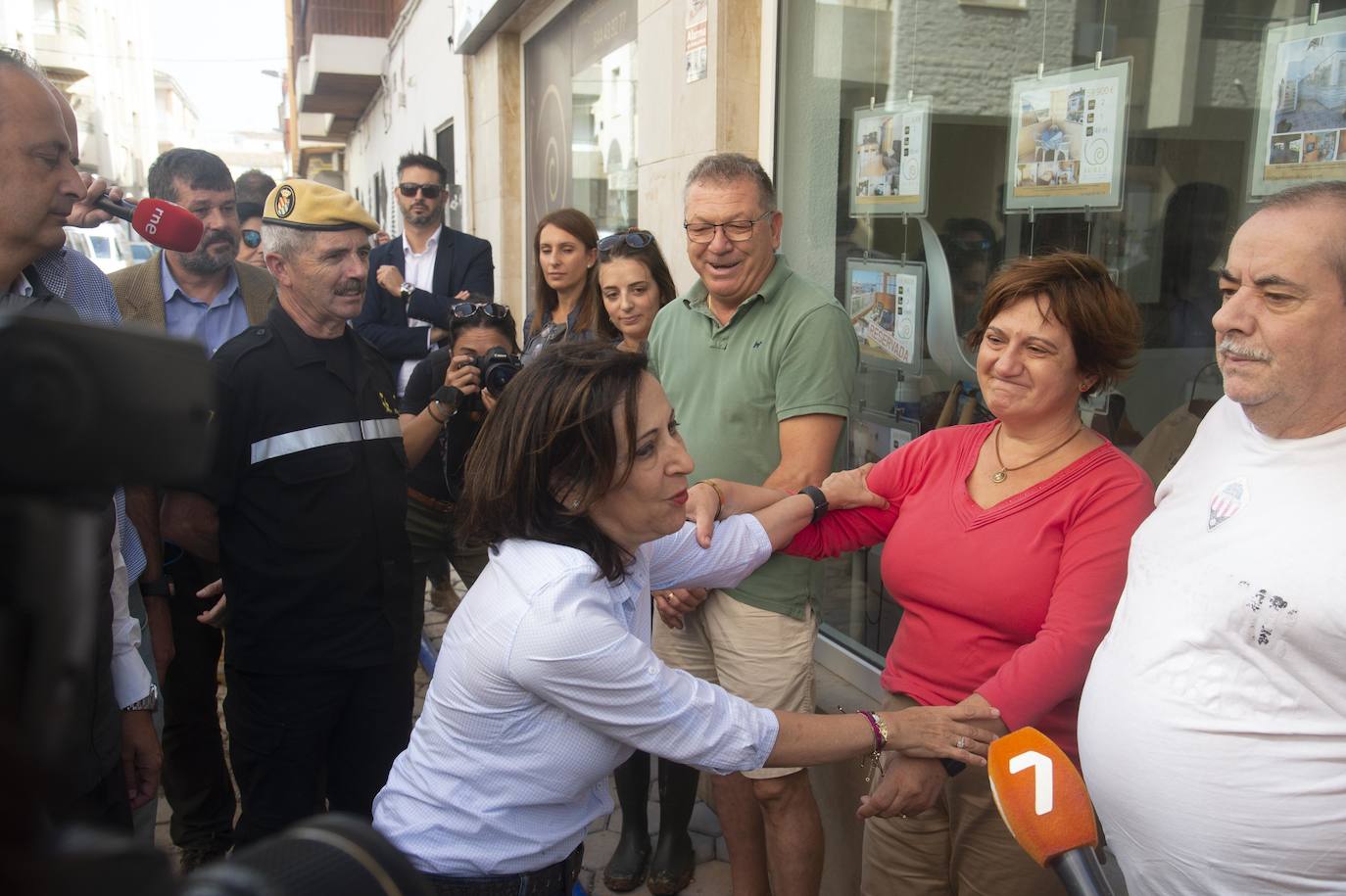 Margarita Robles estuvo con los militares de la UME, a los que les dijo que «hay mucho por hacer todavía»