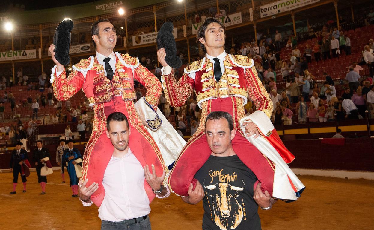 El Fandi y Castella, saliendo a hombros, este domingo.