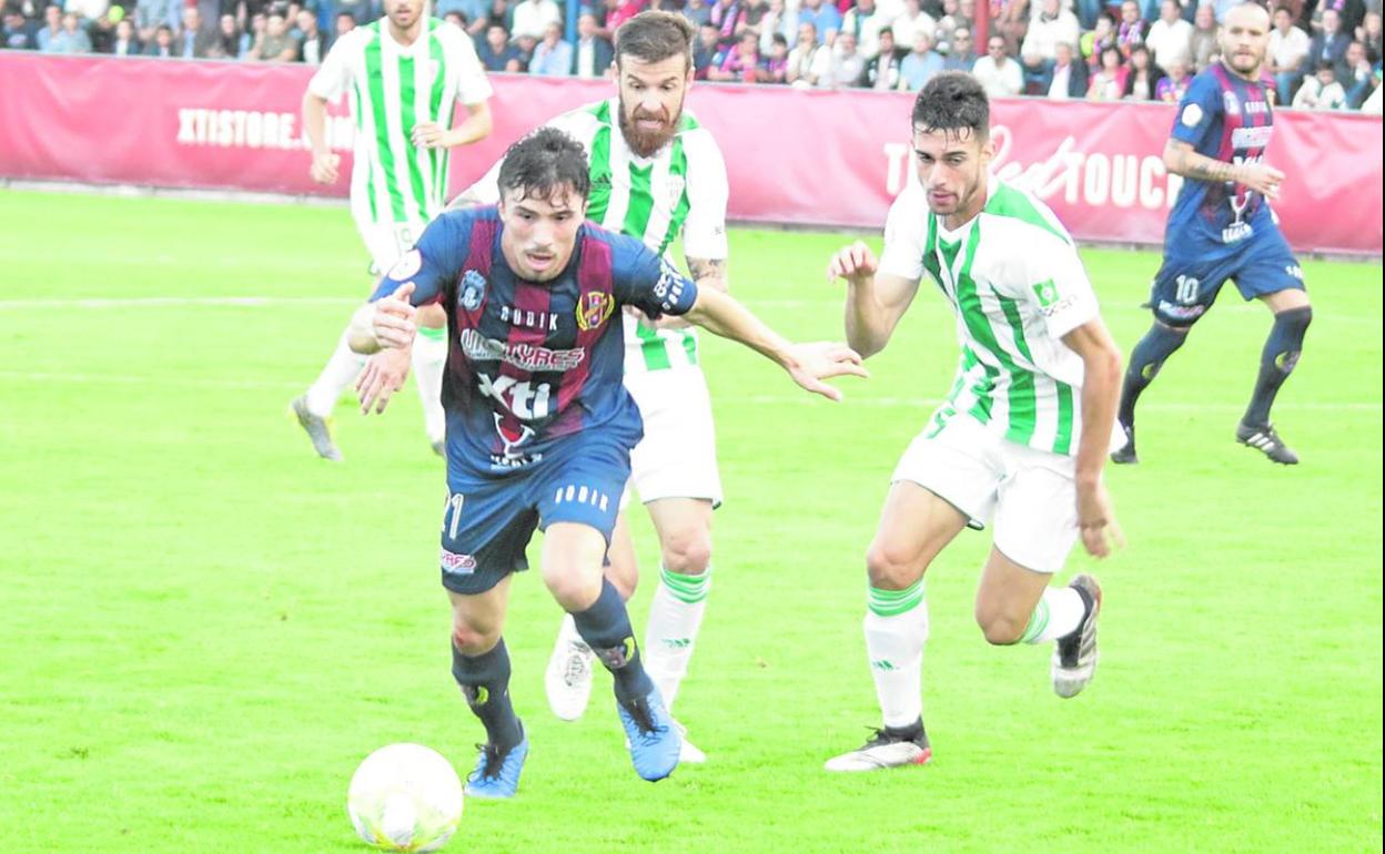 Luis Castillo va en busca de la pelota en el partido contra el Córdoba.