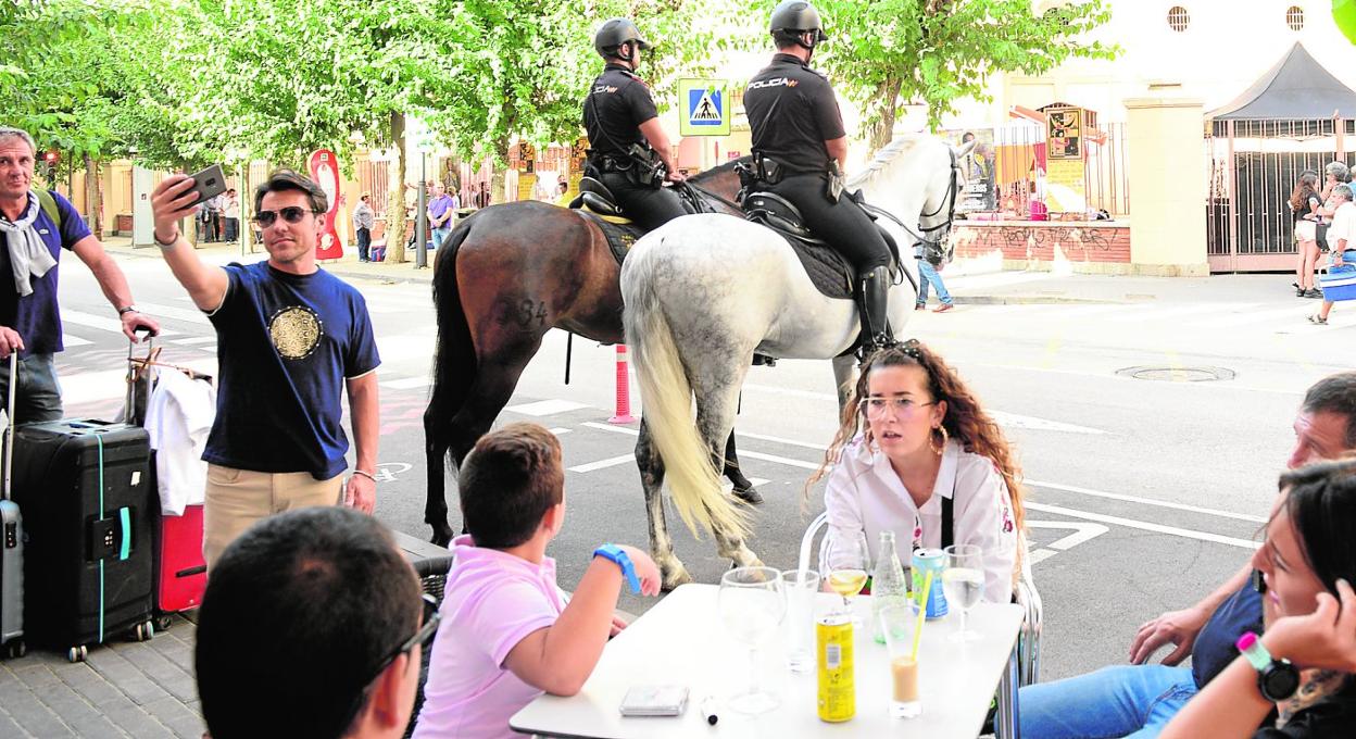 Haciéndose un selfi ante dos ejemplares de la Unidad Especial de Caballería de la Policía Nacional venidos de Sevilla. 