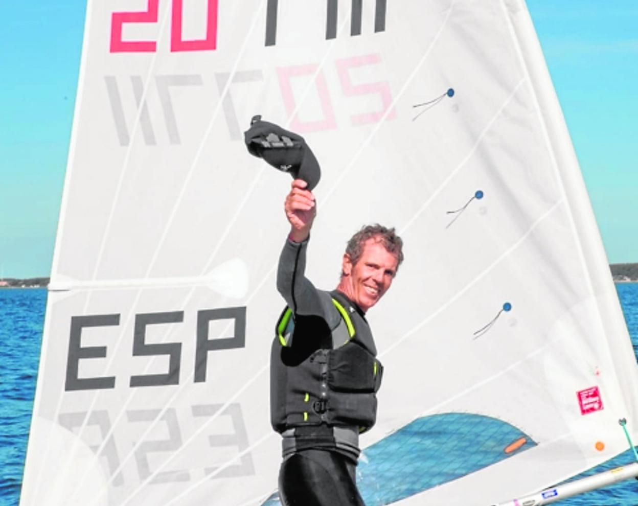 Carlos Martínez celebra su triunfo en aguas holandesas. 