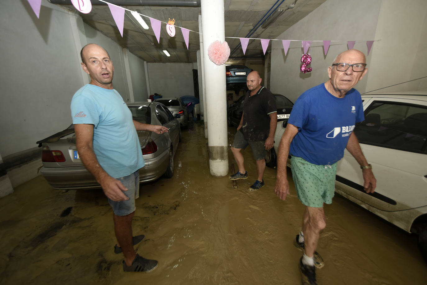 Vecinos de la pedanía murciana vuelven a sus casas anegadas por el lodo e inician las labores de limpieza tras la riada