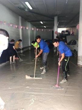 Vecinos de la pedanía murciana vuelven a sus casas anegadas por el lodo e inician las labores de limpieza tras la riada