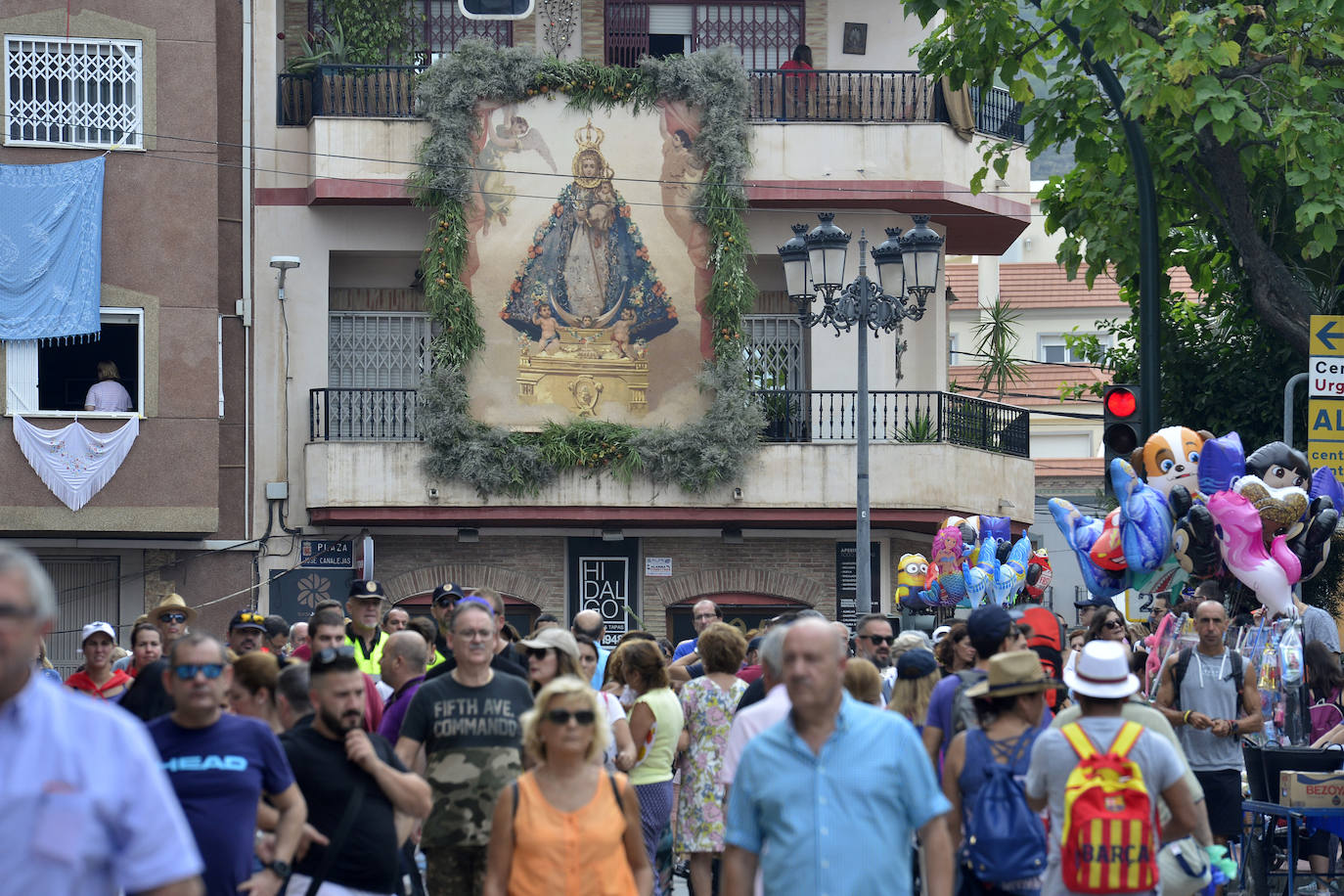 Miles de murcianos acompañan a la Virgen de la Fuensanta hasta su santuario.