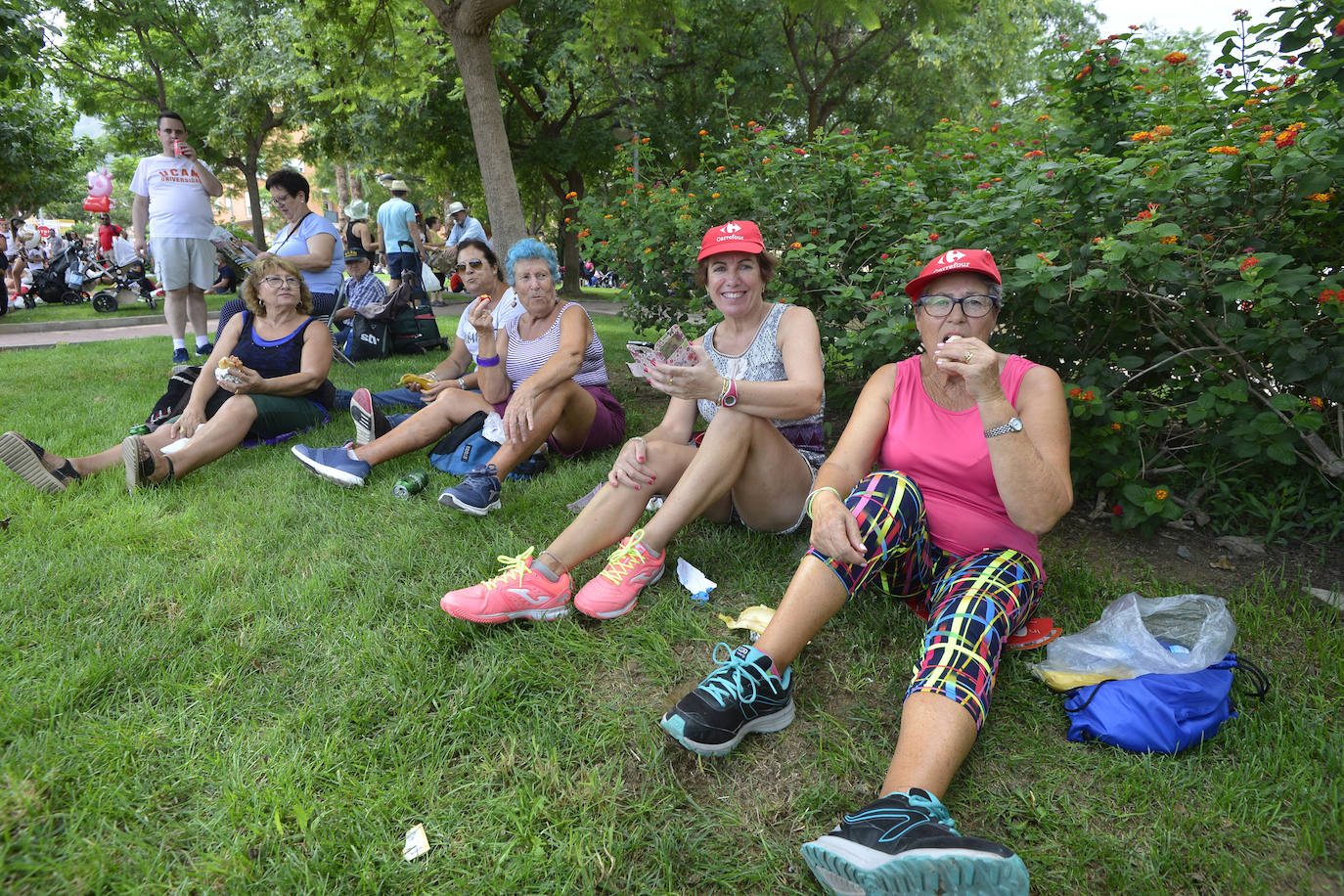 Miles de murcianos acompañan a la Virgen de la Fuensanta hasta su santuario.