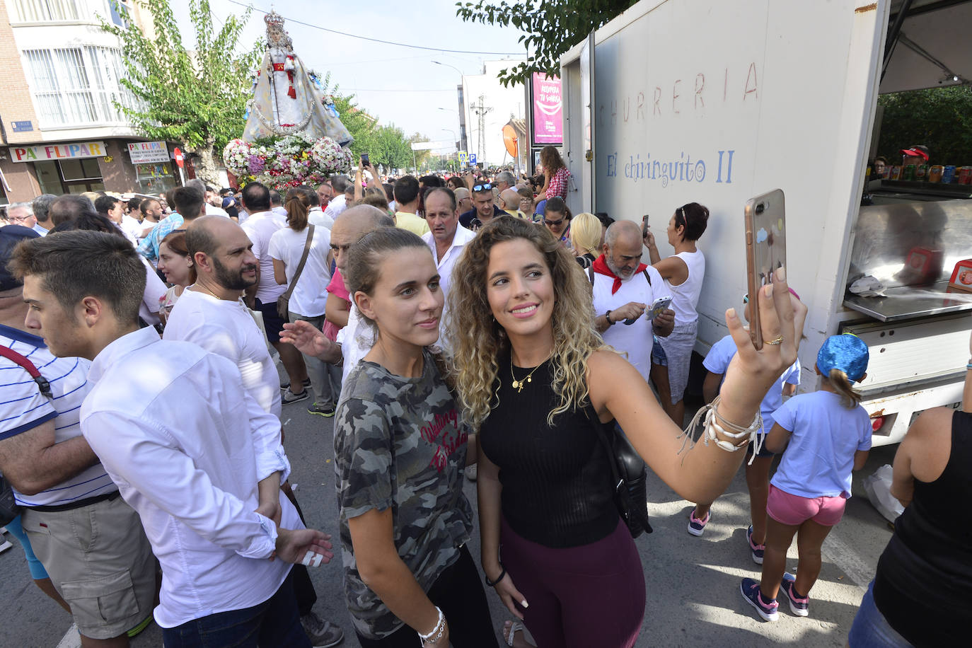 Miles de murcianos acompañan a la Virgen de la Fuensanta hasta su santuario.