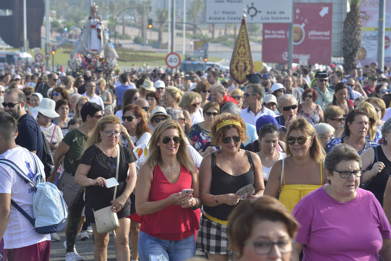 Miles de murcianos acompañan a la Virgen de la Fuensanta hasta su santuario.