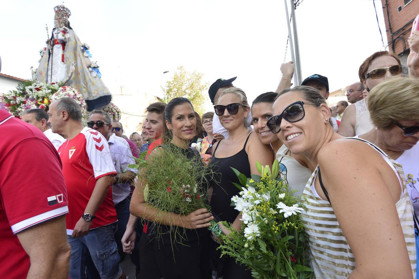 Miles de murcianos acompañan a la Virgen de la Fuensanta hasta su santuario.