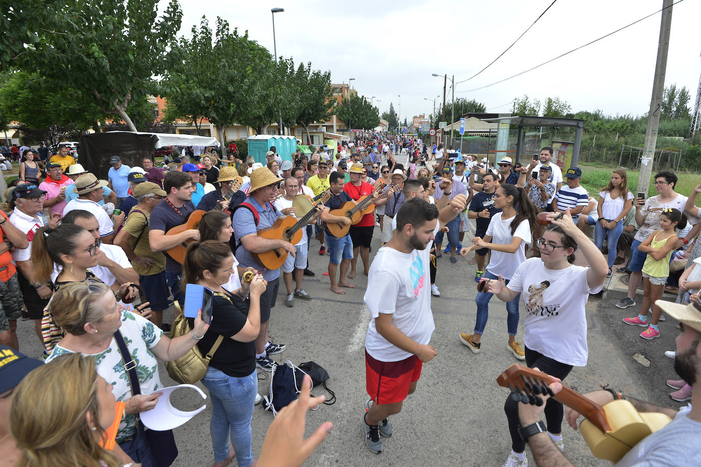 Miles de murcianos acompañan a la Virgen de la Fuensanta hasta su santuario.