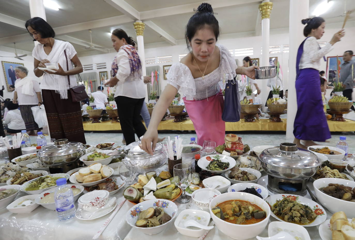 Decenas de monjes budistas almuerzan durante el tradicional festival budista de Pchum Ben en Phnom Penh (Camboya), una celebración que dura hasta el 28 de septiembre.