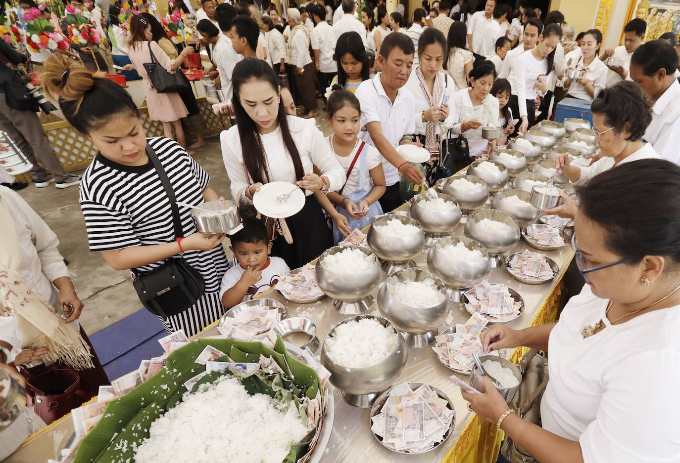 Decenas de monjes budistas almuerzan durante el tradicional festival budista de Pchum Ben en Phnom Penh (Camboya), una celebración que dura hasta el 28 de septiembre.