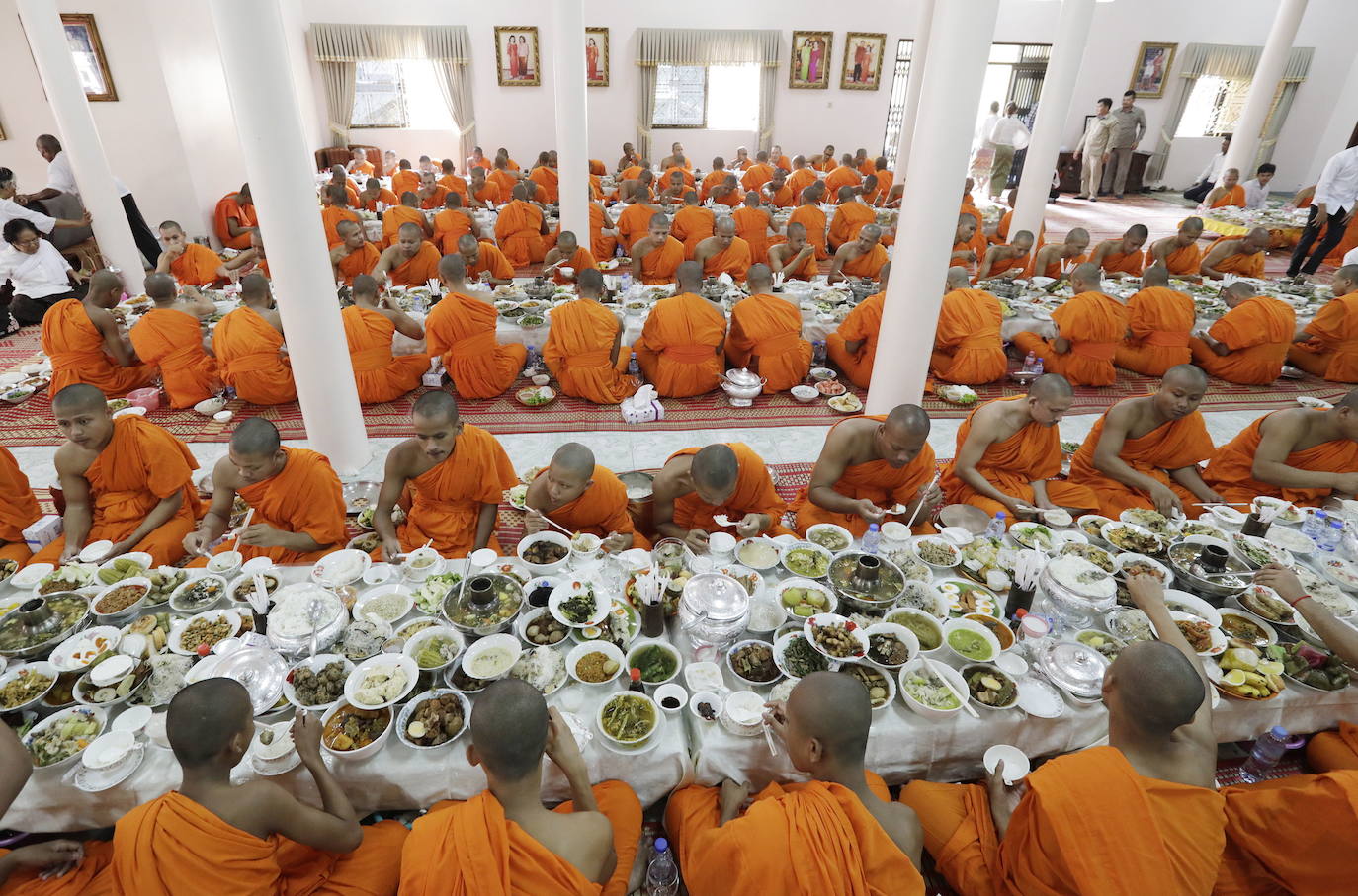 Decenas de monjes budistas almuerzan durante el tradicional festival budista de Pchum Ben en Phnom Penh (Camboya), una celebración que dura hasta el 28 de septiembre.