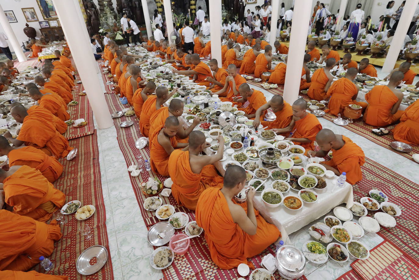 Decenas de monjes budistas almuerzan durante el tradicional festival budista de Pchum Ben en Phnom Penh (Camboya), una celebración que dura hasta el 28 de septiembre.