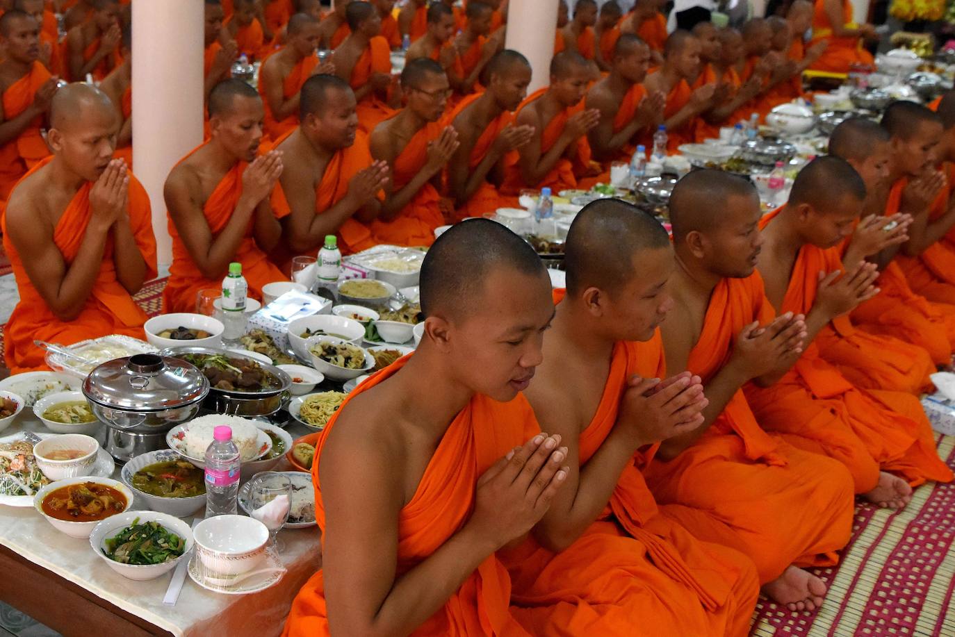 Decenas de monjes budistas almuerzan durante el tradicional festival budista de Pchum Ben en Phnom Penh (Camboya), una celebración que dura hasta el 28 de septiembre.