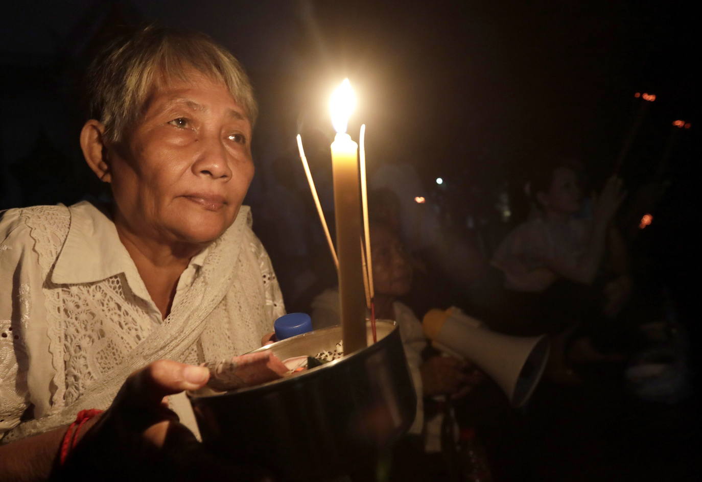 Decenas de monjes budistas almuerzan durante el tradicional festival budista de Pchum Ben en Phnom Penh (Camboya), una celebración que dura hasta el 28 de septiembre.