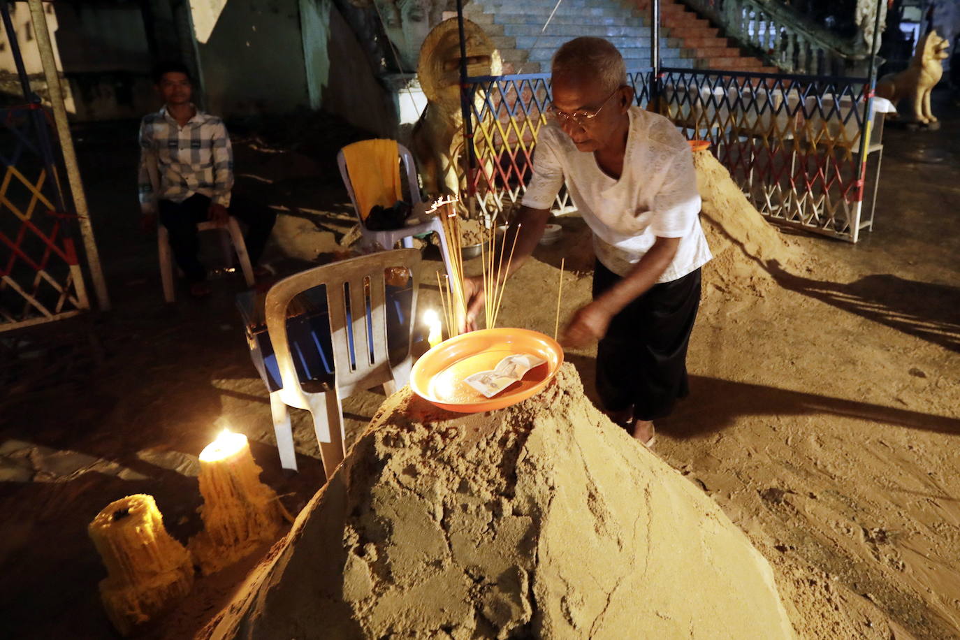 Decenas de monjes budistas almuerzan durante el tradicional festival budista de Pchum Ben en Phnom Penh (Camboya), una celebración que dura hasta el 28 de septiembre.