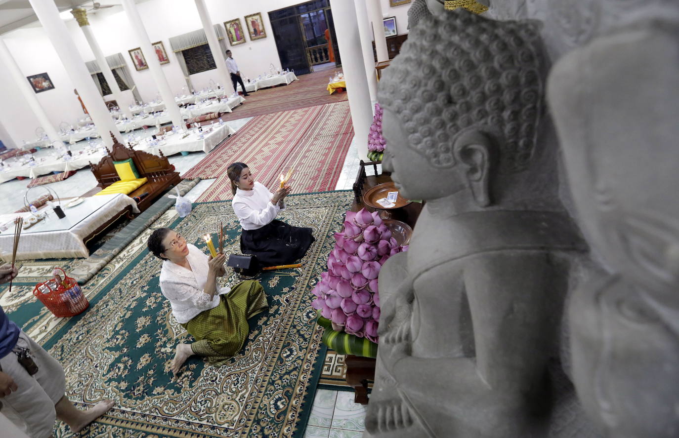 Decenas de monjes budistas almuerzan durante el tradicional festival budista de Pchum Ben en Phnom Penh (Camboya), una celebración que dura hasta el 28 de septiembre.