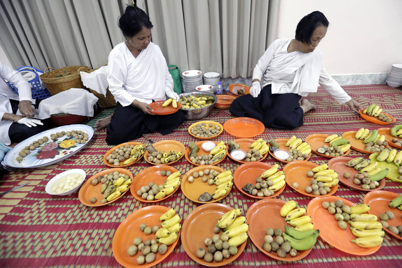 Decenas de monjes budistas almuerzan durante el tradicional festival budista de Pchum Ben en Phnom Penh (Camboya), una celebración que dura hasta el 28 de septiembre.