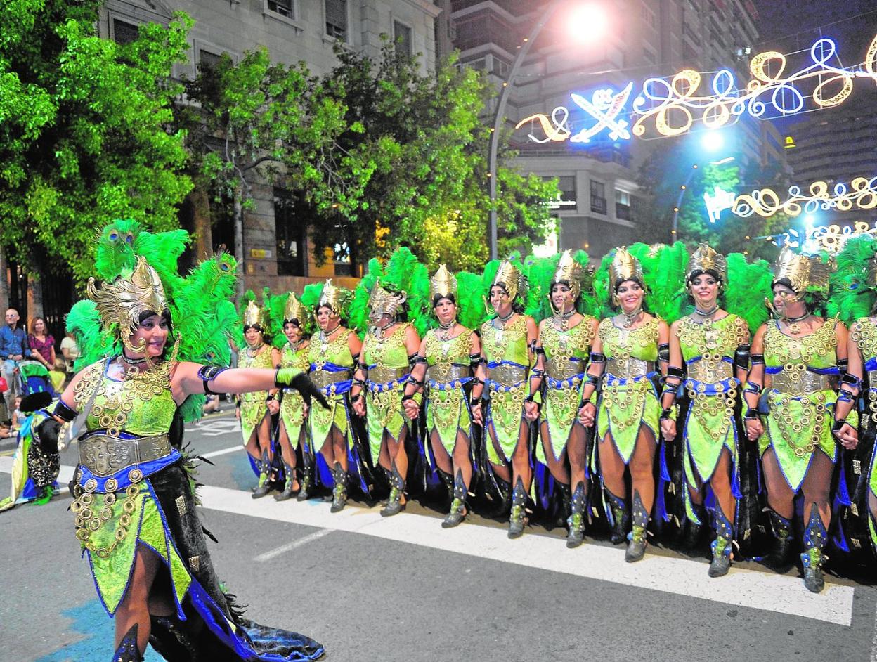 Uno de los grupos que aportaron color y ritmo al pasacalles que anoche tomó el centro de Murcia. :