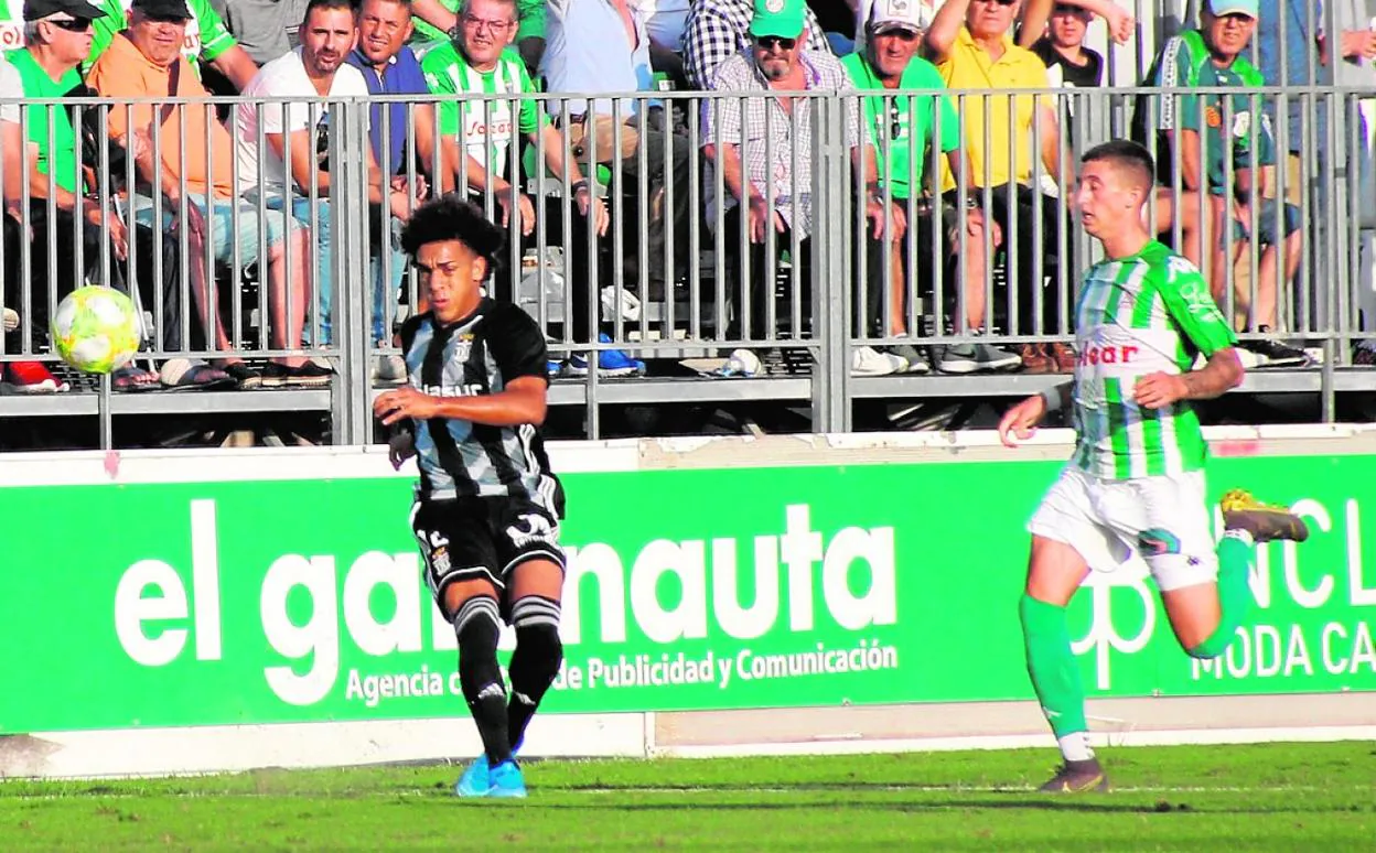 'Coco' Carrasquilla da un pase en largo en el partido del domingo en El Palmar. 