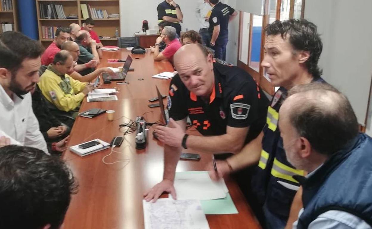 Pablo Ruiz Palacios, segundo por la derecha, este martes, gestionando en Los Alcázares la crisis provocada por las inundaciones.