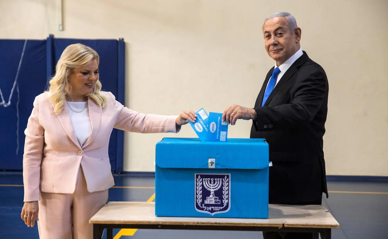 El líder del Likud, Benyamin Netanyahu, y su esposa, Sarah, votaron en Jerusalén.
