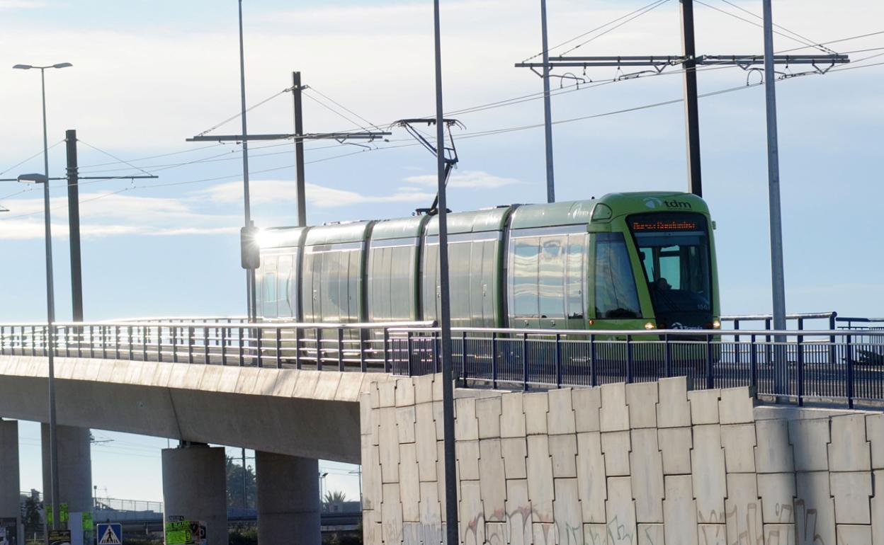 Imagen de archivo del tranvía entre el centro comercial Thader y Nueva Condomina.
