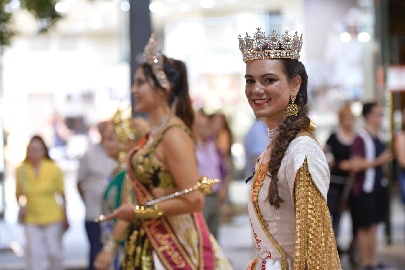 Con la plaza Belluga como escenario, medio centenar de festeros rememoran la conversión cristiana de Murcia.